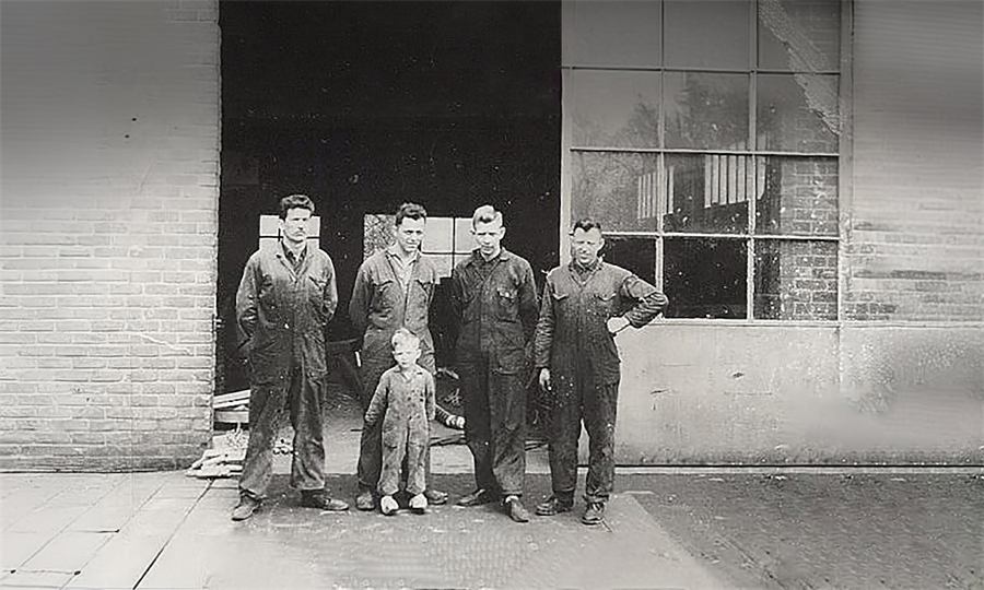 Historická fotografie kovářské dílny Vlastuin